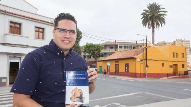 Isaac Mendizábal posa con su libro delante de la Casa del Peón Caminero, en Jinámar, que data del siglo XIX (Foto C7)
